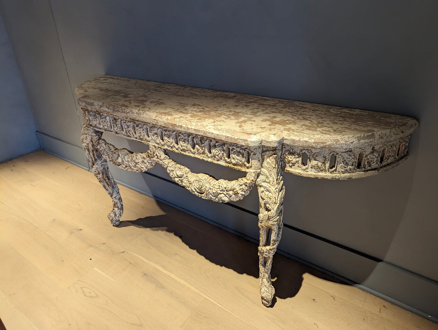 Console wall mounting, crackling plaster and gold remnants