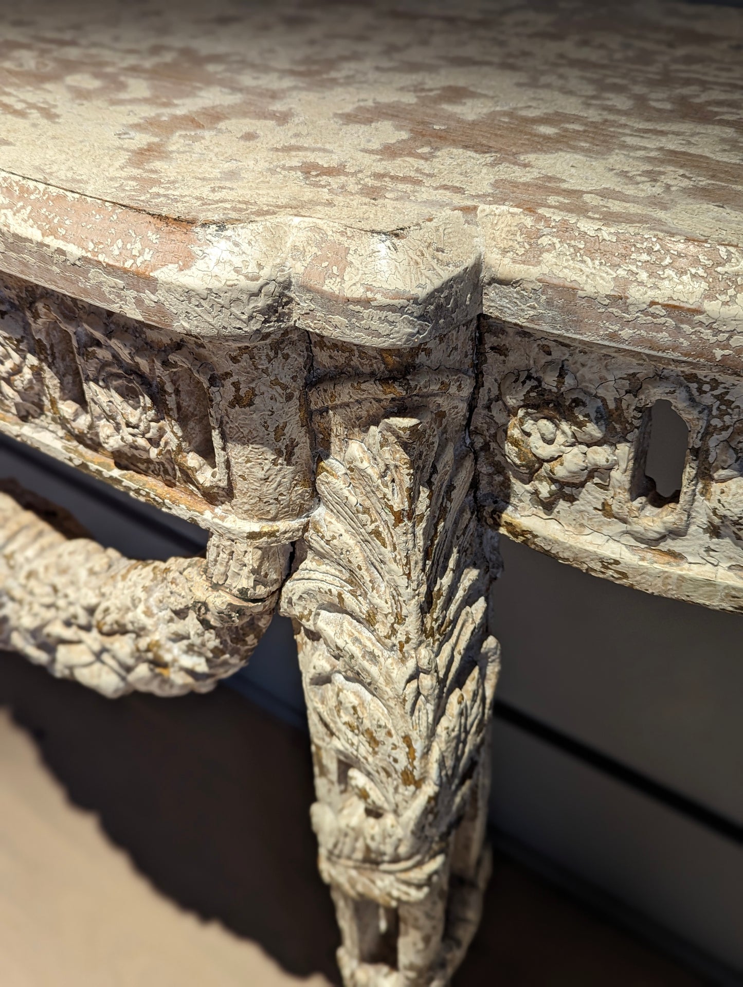 Console wall mounting, crackling plaster and gold remnants