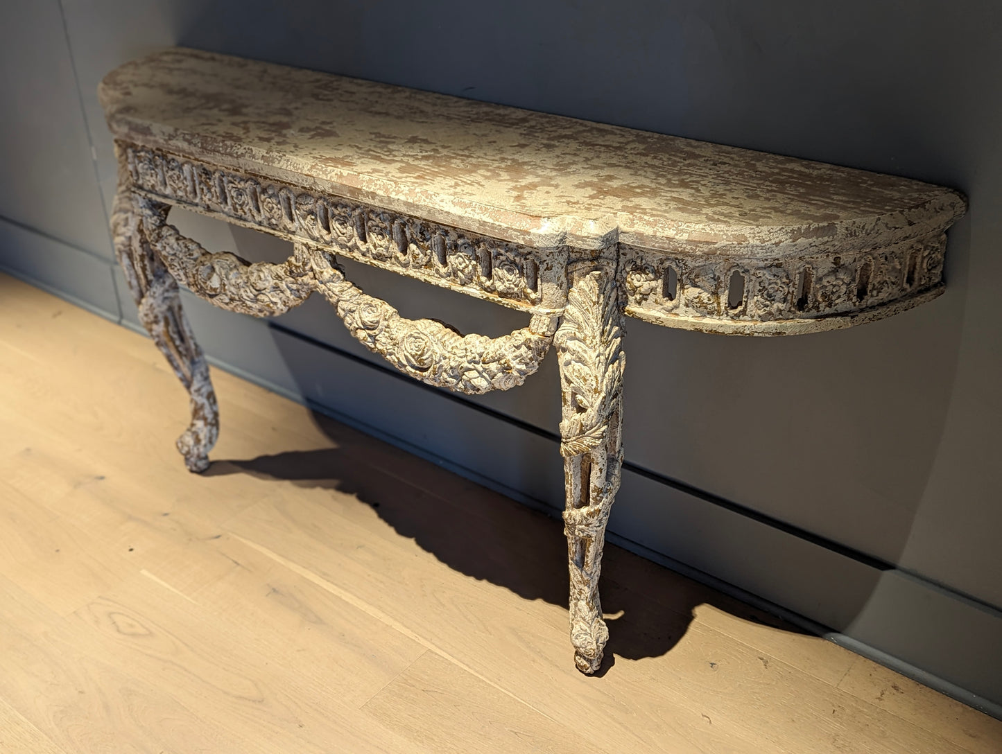 Console wall mounting, crackling plaster and gold remnants