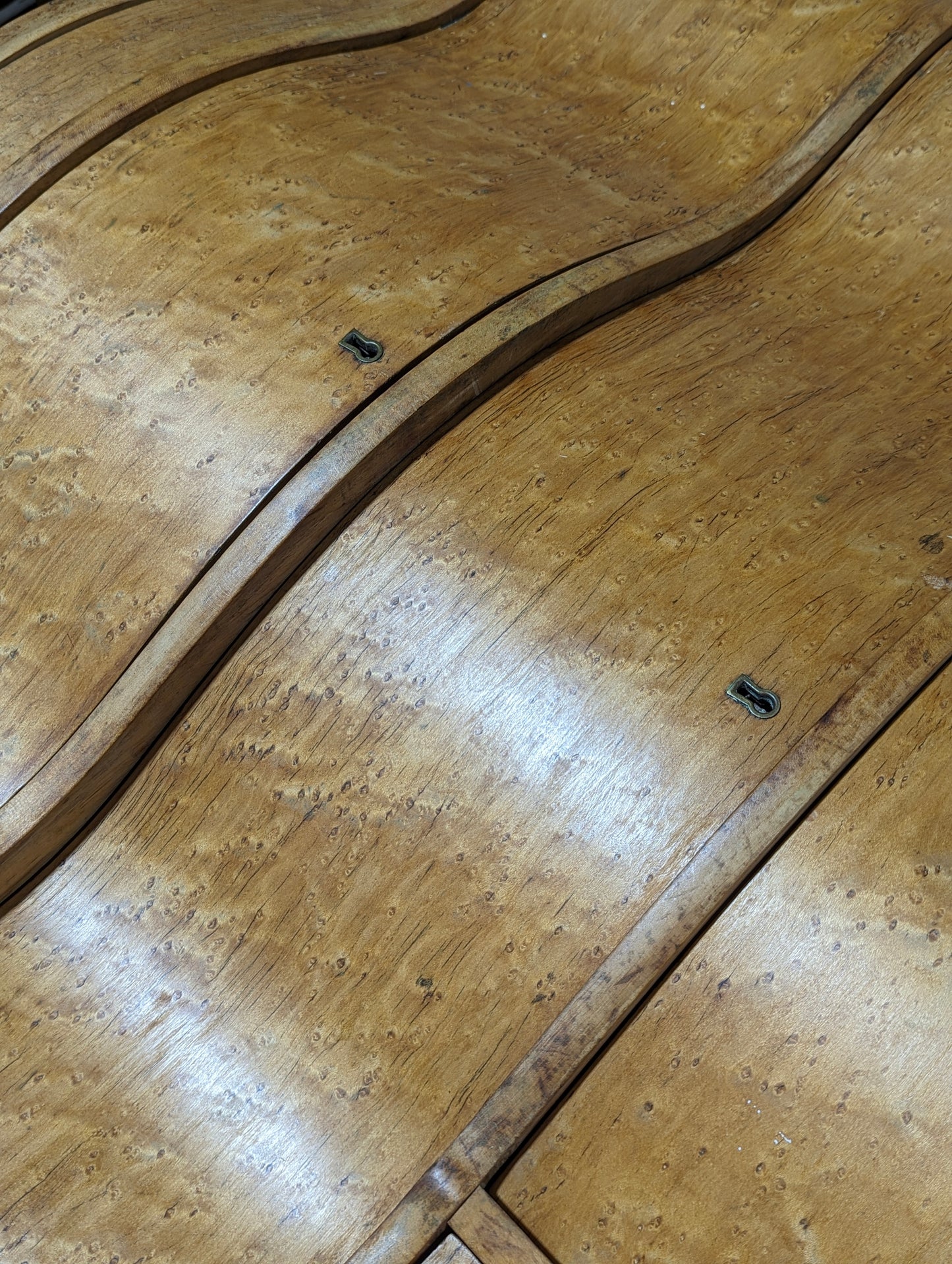 Chest 5 drawers, serpent front bird's eye maple