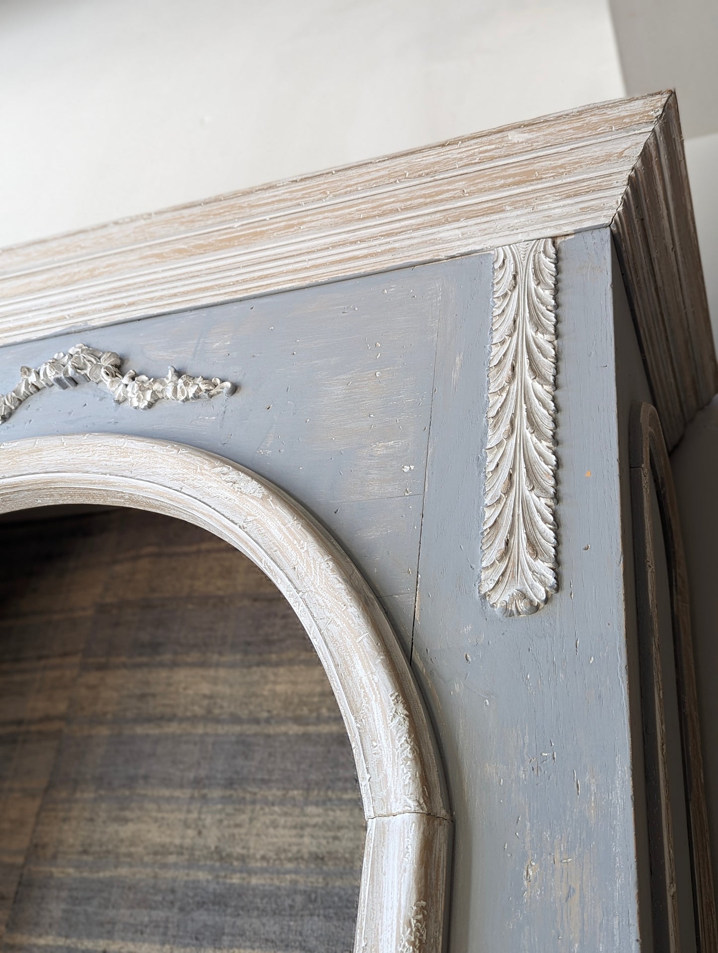 Bookshelf blue/grey and white patina cabinet on six legs